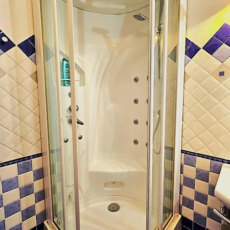 Gr לינה וארוחת בוקר