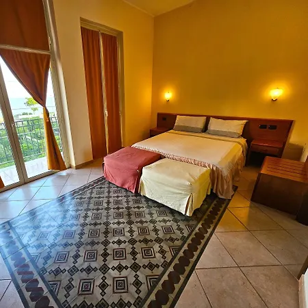 Gr לינה וארוחת בוקר 4*